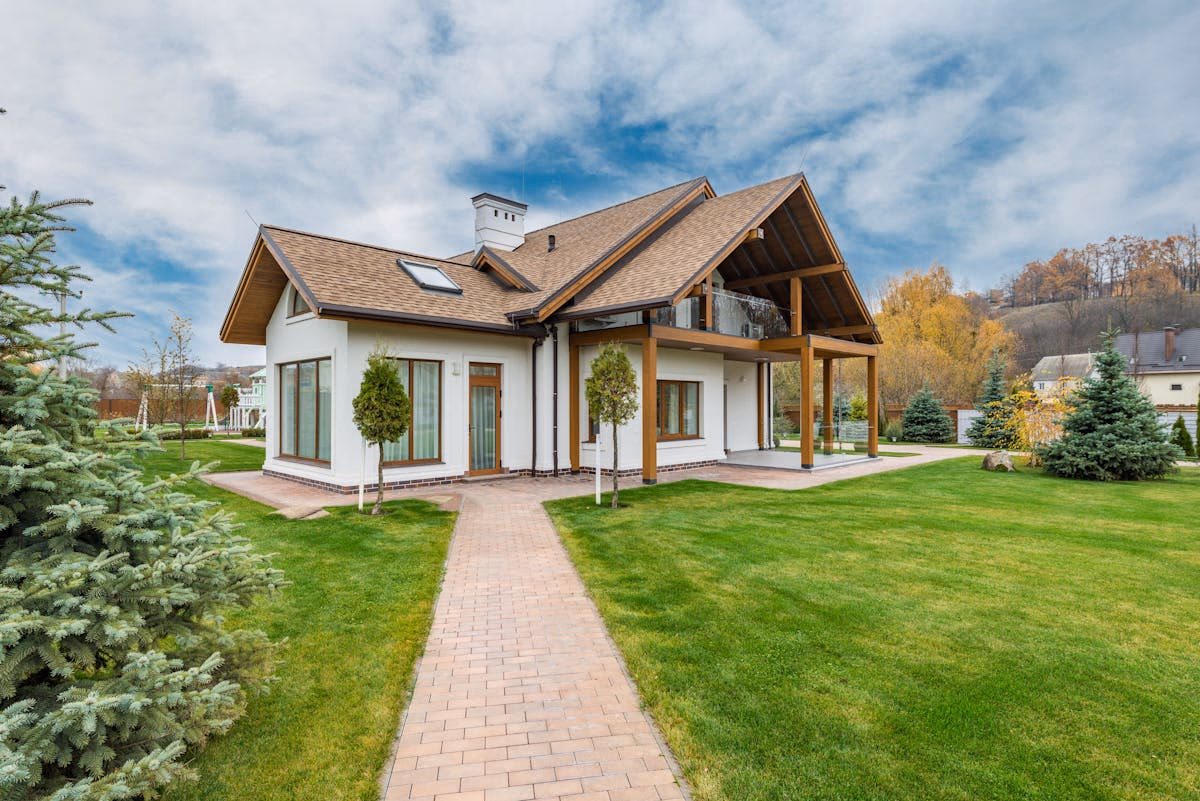 Casa bonita con fachada cálida y jardín